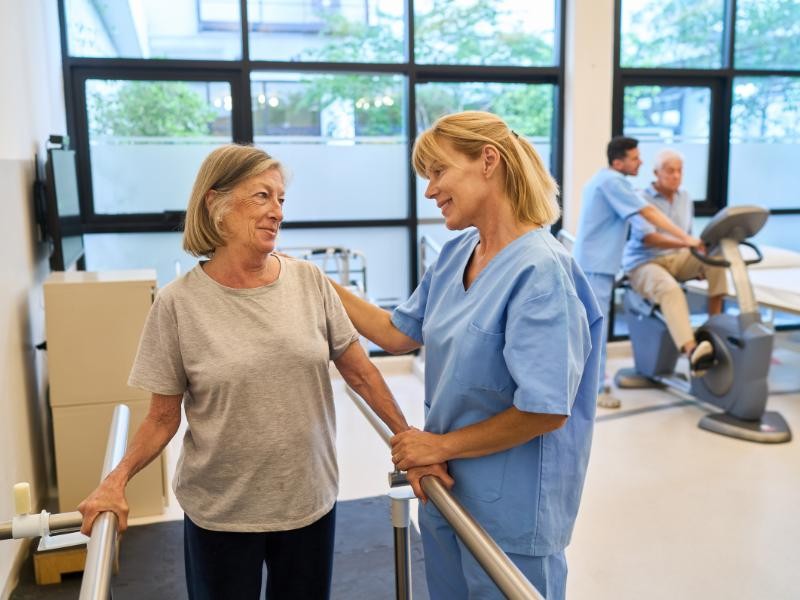 Como Funciona a Reabilitação e o Acompanhamento Pós-Desospitalização de Idosos?