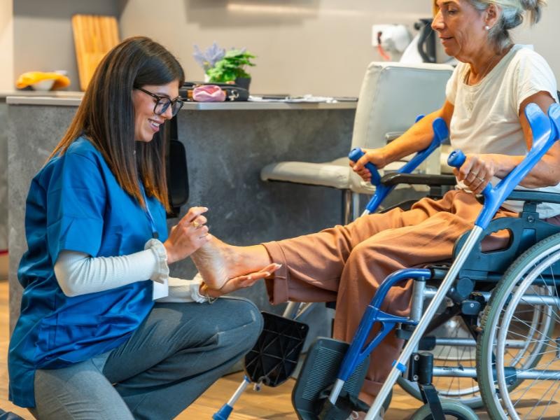 Como a Fisioterapia Domiciliar ajuda a Manter a Independência na Terceira Idade?